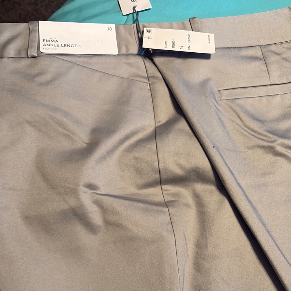Liz Claiborne Emma Ankle Length Pants in Light Gray